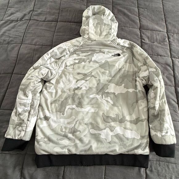 The North Face Men's Reversible Camo and Black Puffer Jacket - Picture 3 of 15
